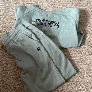 Mint 2 piece set Pawz set